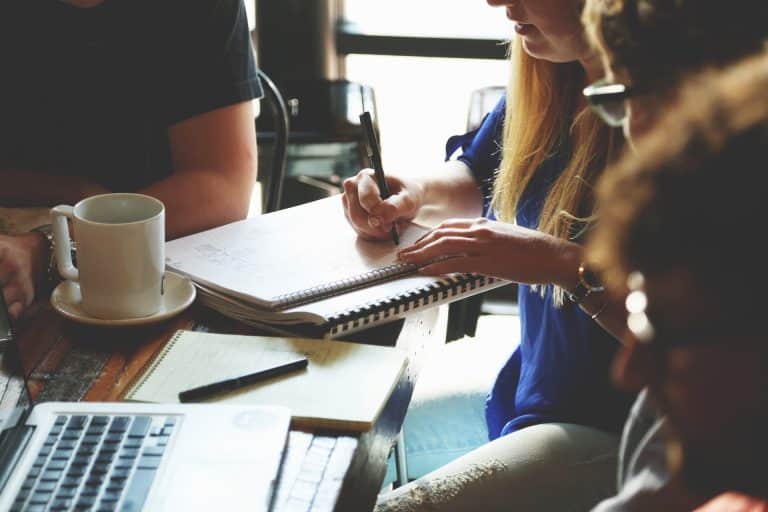 Salon étudiant : bien équiper votre stand