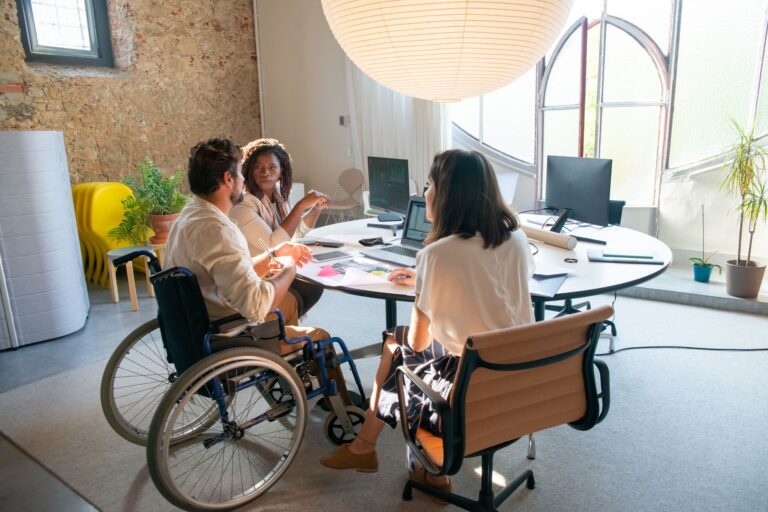 Comment une société inclusive favorise-t-elle l’emploi des personnes en situation de handicap ?