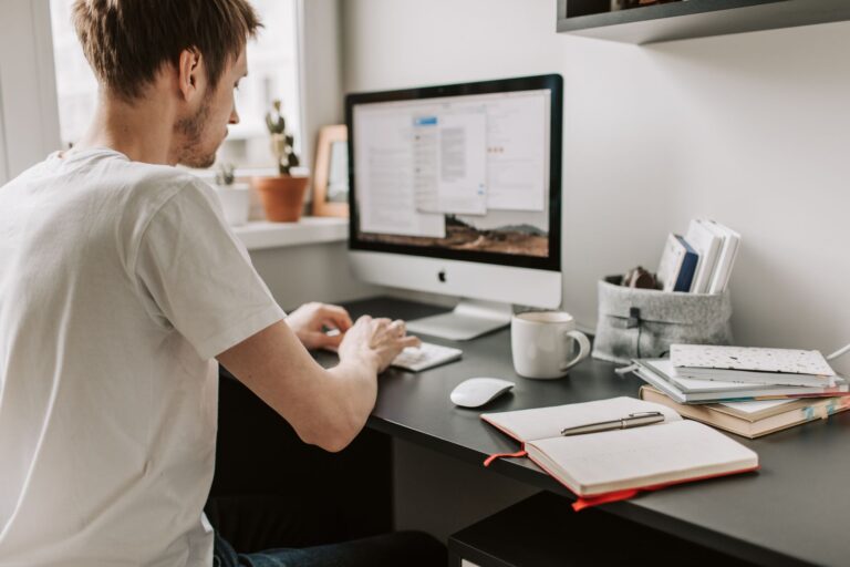 Comment l’emploi et le télétravail redéfinissent-ils les modalités de travail à distance ?