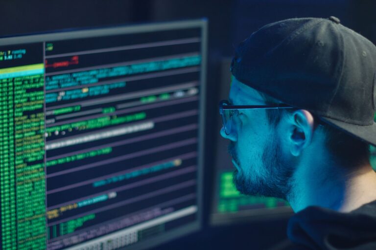 Quelles compétences sont cruciales pour protéger les données en cybersécurité ?