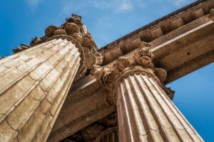 Comment la formation à la gestion du patrimoine culturel influence-t-elle les politiques de préservation ?