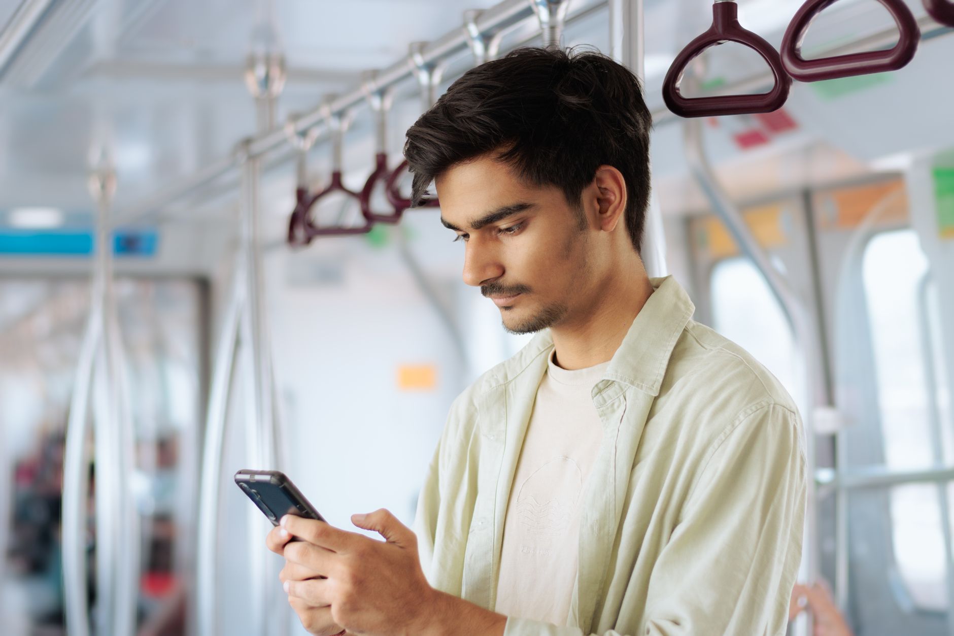 Jeune adulte utilisant un titre de transport dans une ville