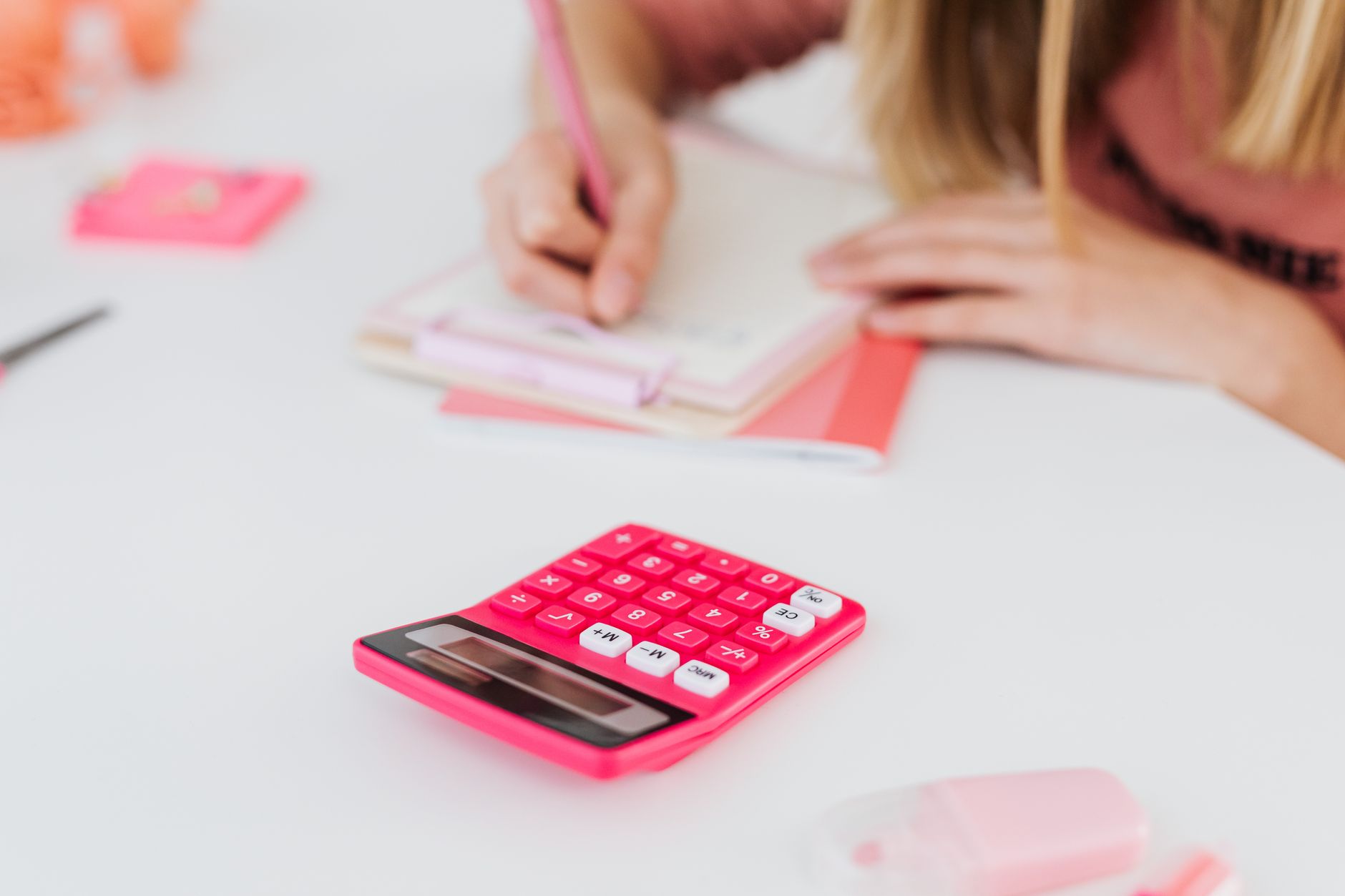 Documents et calculatrice posés sur une table pour préparer un budget étudiant